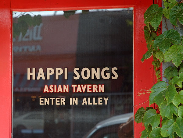 Happi Songs Asian Tavern, La Brea