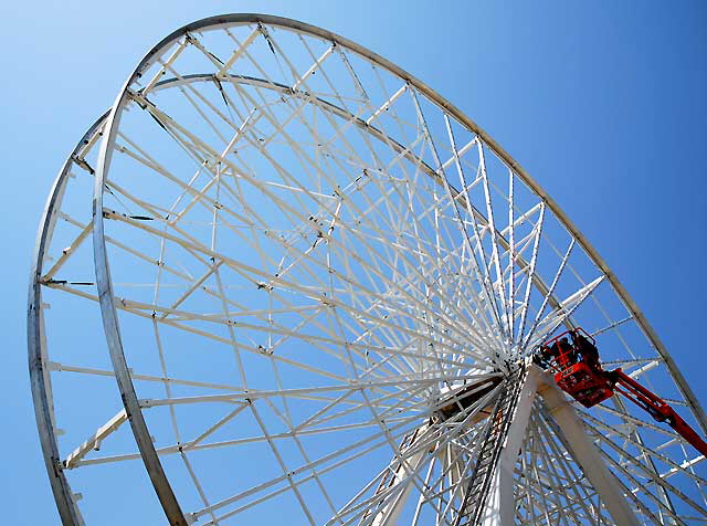 New "Pacific Wheel" under construction on the Santa Monica Pier, Wednesday, May 21, 2008