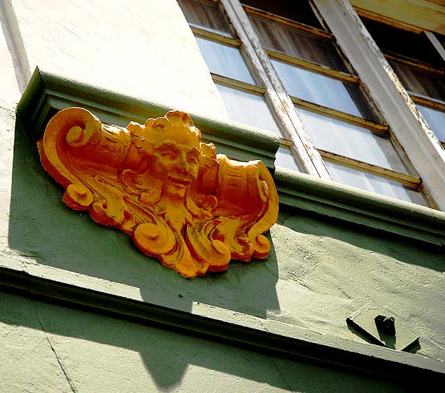 Yellow face on wall, Melrose Avenue near Paramount Studios