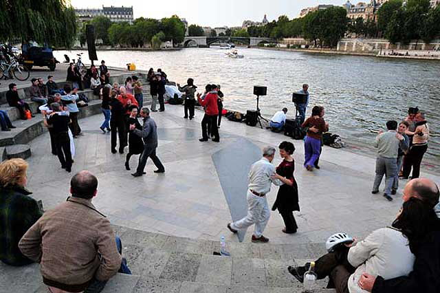 Paris - Dancers on Quay
