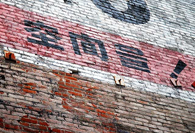 Old brick wall at Western and Third, Los Angeles - Korean message with explanation point