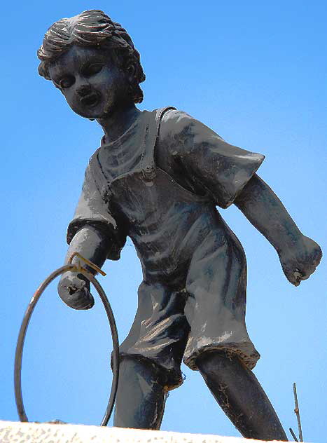 Small bronze on a wall in Santa Monica, on Sixth Street