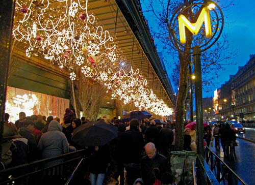 Sidewalk at Printemps Haussmann, Christmas 2007