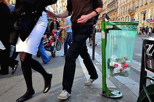 " quite a number of legs in sheer dark stockings descending from tailored shorts" - Rue des Rennes, September 20, 2008