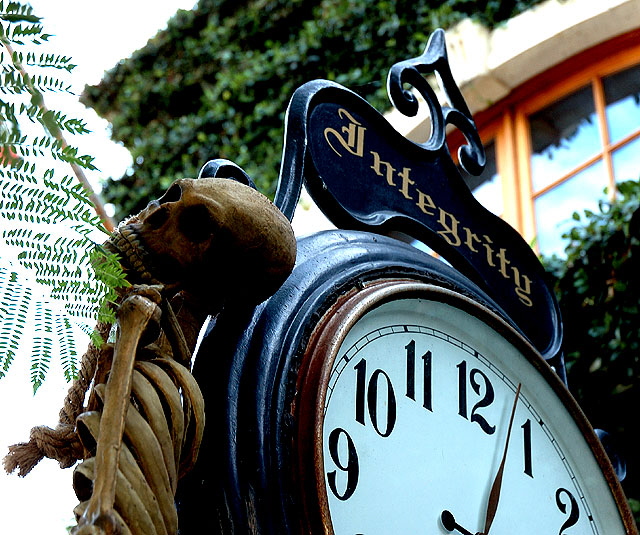 Clock at law office  Holloway, between Palm and Hancock, just of the Sunset Strip