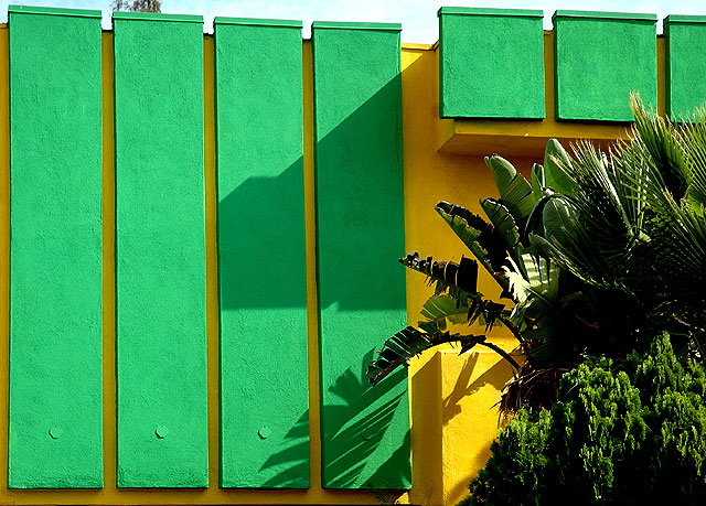 Green and yellow - typical mid-century apartment stucco work, Hudson and Romaine 