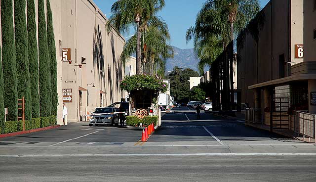 Warner Brothers' Gate 2, Burbank