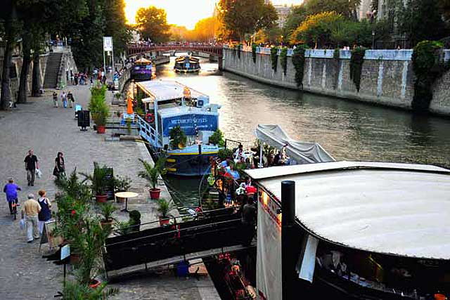 " so we walked the rest of the block to the quay to have a gander at the sky's light show and the string of bateaux mouches threading through the south arm of the Seine." (Paris, August 2, 2008)
