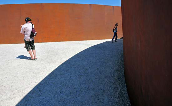 I went to the Tuileries to see the Richard Serra masterpieces of rusty steel panels, about two metres high and 60 metres long, two of them curving away from each other. The sun was blazing like it seldom does and puffs of wind from the east were picking up clouds of dust and shooting through these steel plates with a jet engine effect, probably unintended. Folks were playing with them. 