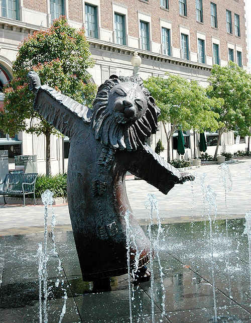 The Cowardly Lion in front of Munchkins...