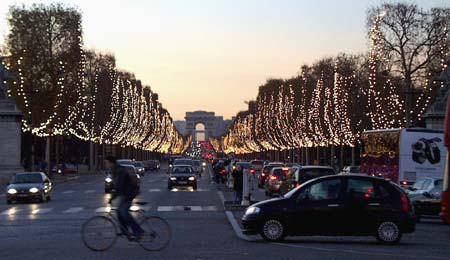 Champs Elysées at twilight, December 2005 