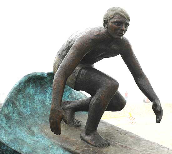 Hermosa Beach surfer statue, 22 December 2005