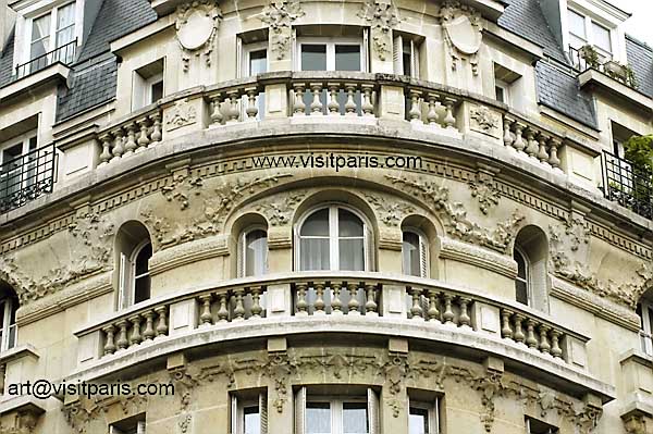 Paris and those magnificent round balconies ...