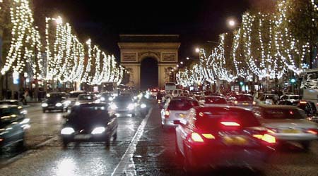 Champs Elysées, 3 December 2005, night -