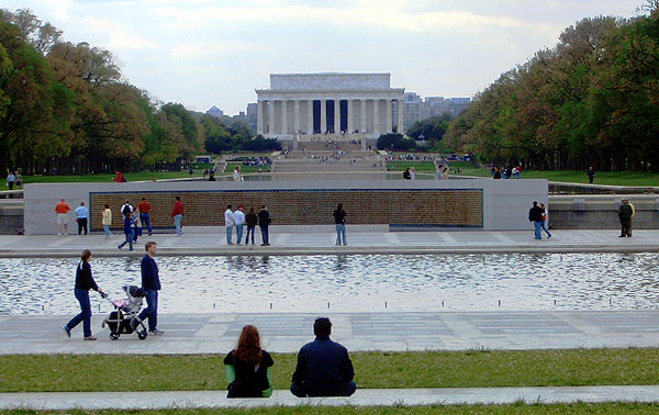 World War II Memorial facing the Lincoln Monument