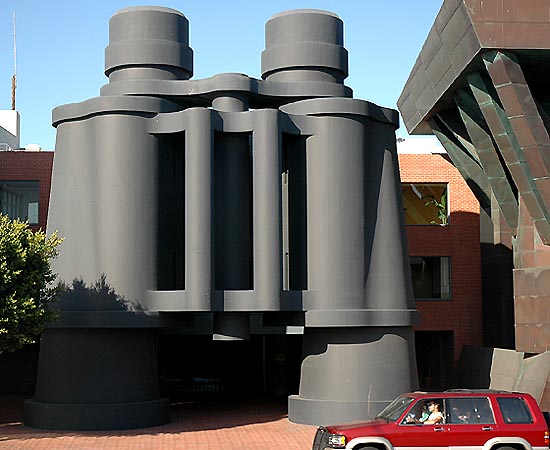 Giant Binoculars 1985-1991, Claus Oldenburg  